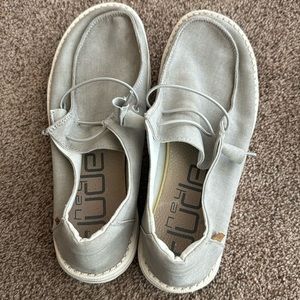 Women’s size 8 grey/linen Hey Dudes